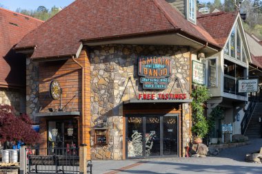 Gatlinburg, TN, ABD - 14 Nisan 2025: Smokin 'Banjo, Gatlinburg şehir merkezindeki Parkway' de bulunan şarap ve şarap üreten bir şarap fabrikası..
