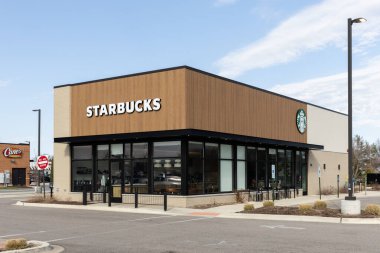 Batavia, IL, ABD - 28 Mart 2025: Mavi gökyüzü olan yeni bir Starbucks mağazası. Starbucks merkezi Seattle, WA 'da bulunan en büyük küresel kahve zincirlerinden biridir..