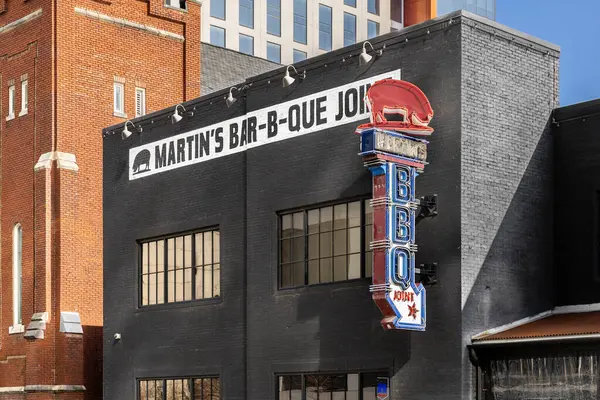 Nashville, TN, ABD - 9 Mart 2025: Martin 'in Bar-B-Que Joint, Nashville şehir merkezinde Batı Tennessee tarzı barbekü tarzı popüler bir BBQ restoranıdır..