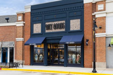 Kildeer, IL, ABD - 10 Nisan 2025: Kuru Mallar, giysi, mücevher ve aksesuarları olan bir kadın giyim mağazası.