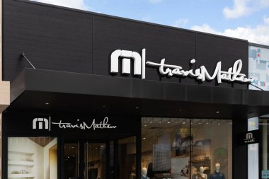 Skokie, IL, ABD - 21 Nisan 2025: TravisMathew, Güney Kaliforniya merkezli ve Topgolf Callaway Brands Corp 'un sahibi olduğu bir giyim ve golf giyim firması.. 