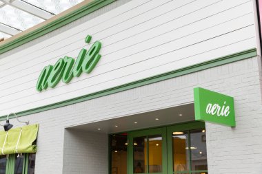 Skokie, IL, ABD - 21 Nisan 2025: Aerie, American Eagle markasının bir parçası olan bir kadın özel giyim şirketi.. 