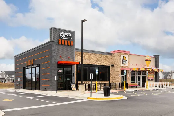 Kildeer, IL, USA - 10 Nisan 2025: Yeni bir Buona Beef and Rainbow Cone restoranı. Restoranlar İtalyan bifteği, pizza, salata ve Orijinal Gökkuşağı Konisi 'nin ünlü dondurmasını sunuyor..