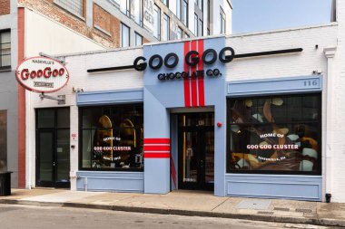 Nashville, TN, ABD - 8 Mart 2025: Goo Goo Çikolata Şirketi Nashville 'de kurulmuş, TN Goo Goo Clusters ve diğer tatlıları yaratıyor.