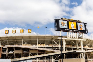 Knoxville, TN, ABD - 12 Nisan 2025: Neyland Stadyumu Tennessee Üniversitesi Gönüllü Spor Takımları 'na ev sahipliği yapmaktadır. Stadyumun kapasitesi 101.915 kişidir..