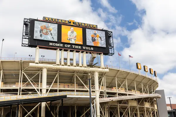 Knoxville, TN, ABD - 12 Nisan 2025: Neyland Stadyumu Tennessee Üniversitesi Gönüllü Spor Takımları 'na ev sahipliği yapmaktadır. Stadyumun kapasitesi 101.915 kişidir..