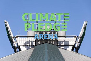 Seatlle, WA, ABD - 30 Mayıs 2025: İklim Yemini Arena, Seattle Kraken ve Seattle Storm 'un evi, Seattle şehir merkezinde spor ve etkinliklere ev sahipliği yapan kapalı bir arena.. 