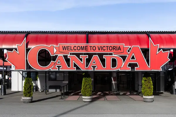 Victoria, BC, Kanada - 5 Haziran 2025: Victoria Kıyı Limanı 'ndaki Victoria Kanada' ya Hoşgeldiniz tabelası.
