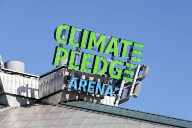 Seattle, WA, ABD - 30 Mayıs 2025: İklim Yemini Arena, Seattle Kraken ve Seattle Storm 'un evi, Seattle şehir merkezinde spor ve etkinliklere ev sahipliği yapan kapalı bir arena.. 