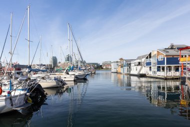 Victoria, BC, Kanada - 5 Haziran 2025: Balıkçı İskelesi Victoria turistleri için, özellikle evleri ve yerel işletmeleri ziyaret etmek için popüler bir yerdir..