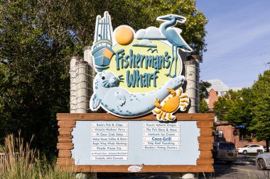 Victoria, BC, Kanada - 5 Haziran 2025: Balıkçı İskelesi Victoria turistleri için, özellikle evleri ve yerel işletmeleri ziyaret etmek için popüler bir yerdir..