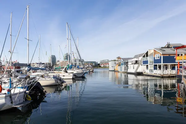 Victoria, BC, Kanada - 5 Haziran 2025: Balıkçı İskelesi Victoria turistleri için, özellikle evleri ve yerel işletmeleri ziyaret etmek için popüler bir yerdir..