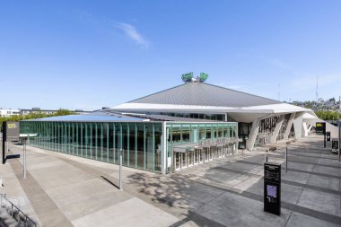 Seatlle, WA, ABD - 30 Mayıs 2025: İklim Yemini Arena, Seattle Kraken ve Seattle Storm 'un evi, Seattle şehir merkezinde spor ve etkinliklere ev sahipliği yapan kapalı bir arena.. 