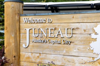 Juneau, AK, ABD - 3 Haziran 2025: Juneau, Alaska 'ya Hoş Geldiniz tabelası Juneau şehir merkezindeki liman terminali yakınlarında vistorlar şehre girerken.