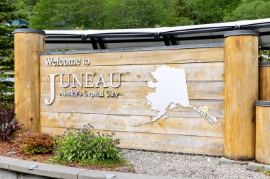 Juneau, AK, ABD - 3 Haziran 2025: Juneau, Alaska 'ya Hoş Geldiniz tabelası Juneau şehir merkezindeki liman terminali yakınlarında vistorlar şehre girerken.