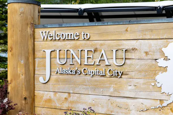 Juneau, AK, ABD - 3 Haziran 2025: Juneau, Alaska 'ya Hoş Geldiniz tabelası Juneau şehir merkezindeki liman terminali yakınlarında vistorlar şehre girerken.