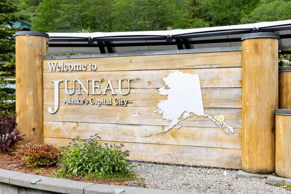 Juneau, AK, ABD - 3 Haziran 2025: Juneau, Alaska 'ya Hoş Geldiniz tabelası Juneau şehir merkezindeki liman terminali yakınlarında vistorlar şehre girerken.
