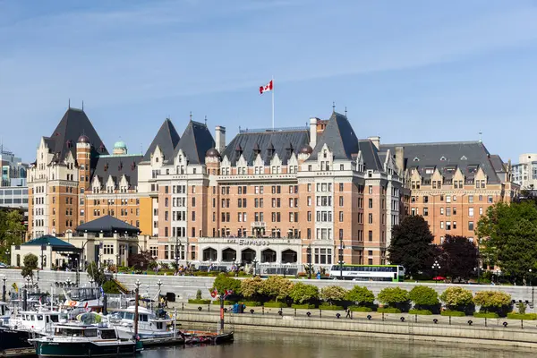 Victoria, BC, Kanada - 5 Haziran 2025: İmparatoriçe Victoria şehir merkezinde bulunan lüks, tarihi bir oteldir ve dünyanın en ikonik 21 otelinden biri olarak kabul edilir..