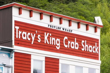 Juneau, AK, ABD - 3 Haziran 2025: Tracys King Crab Shack Juneau şehir merkezinde, liman kenarında yengeç bacağı ve diğer deniz ürünleri sunan popüler bir restorandır..