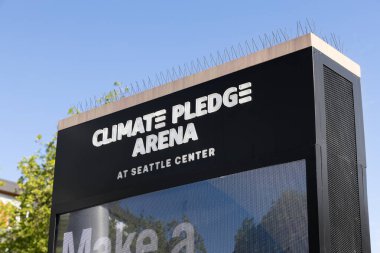 Seattle, WA, ABD - 30 Mayıs 2025: İklim Yemini Arena, Seattle Kraken ve Seattle Storm 'un evi, Seattle şehir merkezinde spor ve etkinliklere ev sahipliği yapan kapalı bir arena..