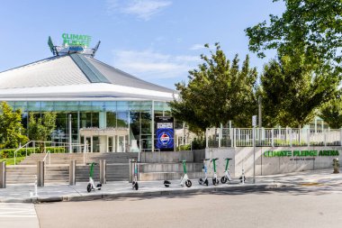 Seattle, WA, ABD - 30 Mayıs 2025: İklim Yemini Arena, Seattle Kraken ve Seattle Storm 'un evi, Seattle şehir merkezinde spor ve etkinliklere ev sahipliği yapan kapalı bir arena.. 