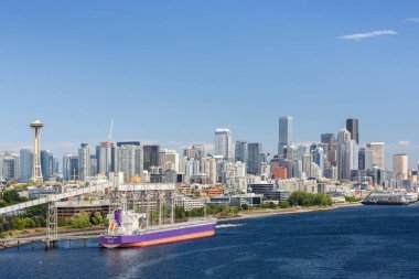 Seattle, WA, ABD - 30 Mayıs 2025: Elliott Körfezi üzerinde ikonik Space Needle simgesinin yer aldığı mavi gökyüzü ile Seattle 'da gündüz kuşağı.