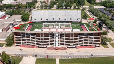 DeKalb, IL, ABD - 19 Haziran 2025: Huskie Stadyumu Kuzey Illinois Üniversitesi Huskies futbol takımına ev sahipliği yapmaktadır. Takım NCAA 'da Orta Amerika konferansında. Hava görünümü.
