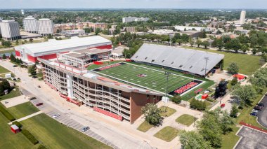 DeKalb, IL, ABD - 19 Haziran 2025: Huskie Stadyumu Kuzey Illinois Üniversitesi Huskies futbol takımına ev sahipliği yapmaktadır. Takım NCAA 'da Orta Amerika konferansında. Hava görünümü.