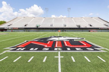 DeKalb, IL, ABD - 19 Haziran 2025: Huskie Stadyumu Kuzey Illinois Üniversitesi Huskies futbol takımına ev sahipliği yapmaktadır. Takım NCAA 'daki Orta Amerika konferansında..