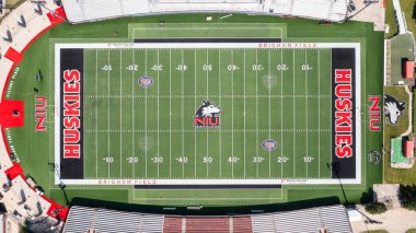DeKalb, IL, ABD - 19 Haziran 2025: Huskie Stadyumu Kuzey Illinois Üniversitesi Huskies futbol takımına ev sahipliği yapmaktadır. Takım NCAA 'da Orta Amerika konferansında. Hava görünümü.