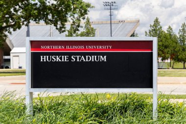 DeKalb, IL, ABD - 19 Haziran 2025: Huskie Stadyumu Kuzey Illinois Üniversitesi Huskies futbol takımına ev sahipliği yapmaktadır. Takım NCAA 'daki Orta Amerika konferansında..