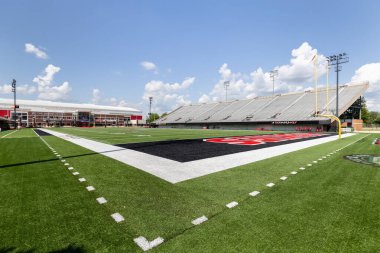 DeKalb, IL, ABD - 19 Haziran 2025: Huskie Stadyumu Kuzey Illinois Üniversitesi Huskies futbol takımına ev sahipliği yapmaktadır. Takım NCAA 'daki Orta Amerika konferansında..