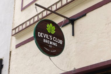 Juneau, AK, ABD - 3 Haziran 2025: Devils Club Brewing Company, Juneau şehir merkezinde bira, bira ve lezzetli yiyecekler sunan yerel bir restoran ve bira fabrikası.. 