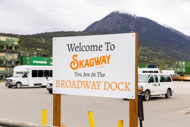 Skagway, AK, ABD - 2 Haziran 2025: Konuklar şehre girerken Skagway tabelasına hoş geldiniz. Burası Alaska seyahati yapan konuklar için popüler bir gemi limanı..