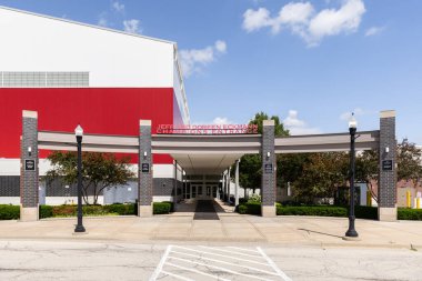 DeKalb, IL, ABD - 19 Haziran 2025: The Jeff and Doreen Eckmann Champions Entrance to the Kenneth and Ellen Chessick Practice Center.