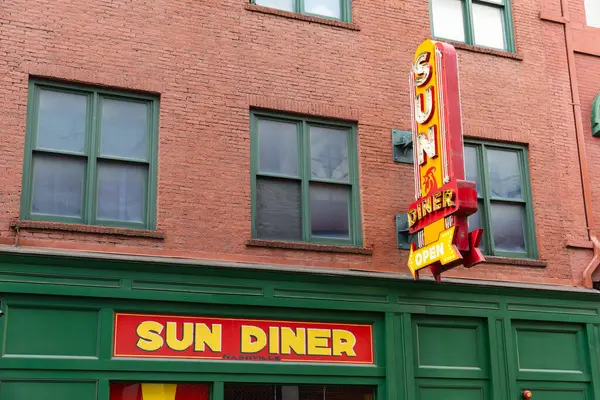 Nashville, TN, ABD - 8 Mart 2025: Sun Diner, Nashville şehir merkezinde Sun Records temalı güney klasikleri ve kahvaltı yemekleri sunan bir lokanta..