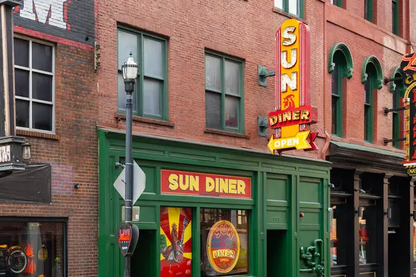 Nashville, TN, ABD - 8 Mart 2025: Sun Diner, Nashville şehir merkezinde Sun Records temalı güney klasikleri ve kahvaltı yemekleri sunan bir lokanta..