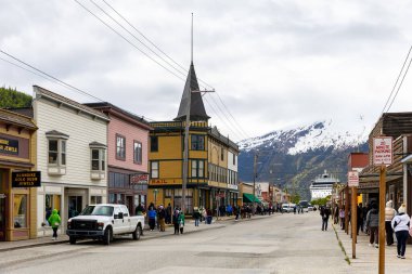 Skagway, AK, ABD - 2 Haziran 2025: Skagway çoğu gemi rotası boyunca ve altına hücum dönemindeki binaları ve Klondike Altına Hücum Ulusal Parkı ile küçük bir şehirdir..