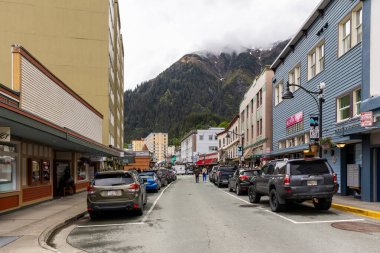 Juneau, AK, ABD - 3 Haziran 2025: Juneau, insanların alışveriş yapabileceği ve yerel favori yiyecekleri deneyebileceği, şehir merkezi ve popüler bir gezi noktası olan Alaska 'nın başkentidir..