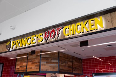 Nashville, TN, ABD - 16 Nisan 2025 Prince Hot Chicken, otantik sıcak tavuklarıyla bilinen ve gittikçe genişleyen bir kızarmış tavuk restoranıdır..
