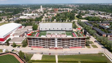 DeKalb, IL, ABD - 19 Haziran 2025: Huskie Stadyumu Kuzey Illinois Üniversitesi Huskies futbol takımına ev sahipliği yapmaktadır. Takım NCAA 'da Orta Amerika konferansında. Hava görünümü.