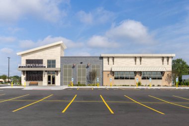 Plainfield, IL, ABD - 16 Temmuz 2025: Cooper 's Hawk Şaraphanesi ve Lokantası Amerika Birleşik Devletleri' nin çeşitli yerlerinde lezzetli yemekler ve kendi markalı şaraplarını sunar..