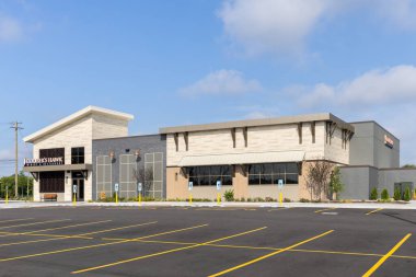 Plainfield, IL, ABD - 16 Temmuz 2025: Cooper 's Hawk Şaraphanesi ve Lokantası Amerika Birleşik Devletleri' nin çeşitli yerlerinde lezzetli yemekler ve kendi markalı şaraplarını sunar..