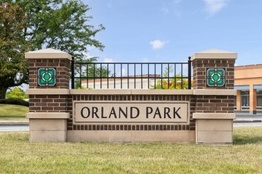Orland Park, IL, ABD - 11 Temmuz 2025: Cook County ve Will County, Chicago banliyölerindeki Orland Park köyü.