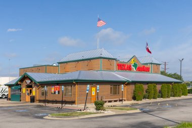 Joliet, IL, ABD - 16 Temmuz 2025 Teksas Roadhouse, Teksas ve Güneybatı mutfağı olan bir Amerikan et lokantası zinciri..