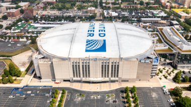 Chicago, IL, ABD - 9 Temmuz 2025: 1994 'te açılan United Center' ın havadan görüntüsü ve Chicago 'nun en büyük kapalı eğlence merkezi ve Chicago Blackhawks ve Bulls' un evi.