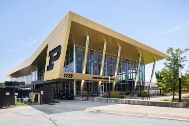 West Lafayette, IN, ABD - 29 Temmuz 2025: Kozuch Football Performance Football, Mollenkopf Atletizm Merkezi 'ne bitişiktir ve soyunma odaları, ağırlık odaları, spor hekimliği vb..