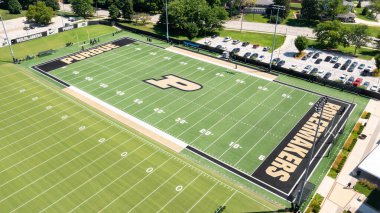 West Lafayette, IN, ABD - 29 Temmuz 2025: Purdue Üniversitesi Boilermakers 'ın Ross-Ade Stadyumu yakınlarında yer alan futbol sahası görüntüsü.