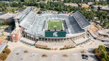 Doğu Lansing, MI, ABD - 29 Ağustos 2025: NCAA Büyük On Konferansı 'nda mücadele eden Spartan Stadyumu' nun Michigan Eyalet Üniversitesi 'ndeki hava manzarası.