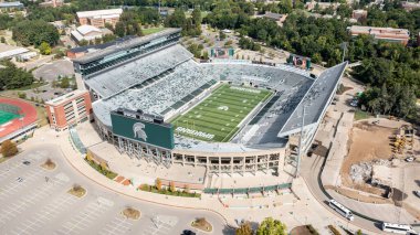 Doğu Lansing, MI, ABD - 29 Ağustos 2025: NCAA Büyük On Konferansı 'nda mücadele eden Spartan Stadyumu' nun Michigan Eyalet Üniversitesi 'ndeki hava manzarası.